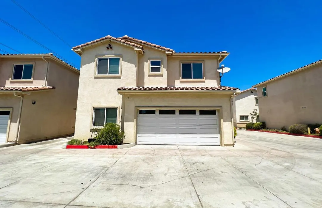 Modern One Bedroom Townhouse W/ Plenty Of Space And Guest Parking In Gated Community! Book Now!-1