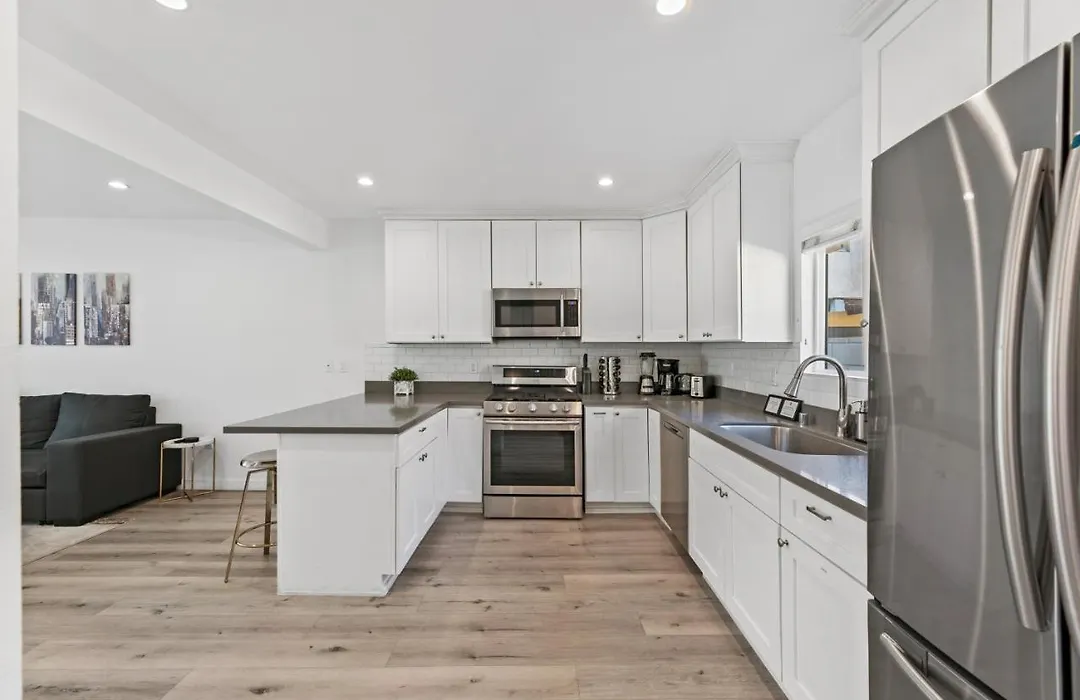 Miracle Mile Chic 1 Bedroom Bungalow Apt Parking Unit 2-1