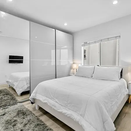 Miracle Mile Chic 1 Bedroom Bungalow Apt Parking Unit 2-2