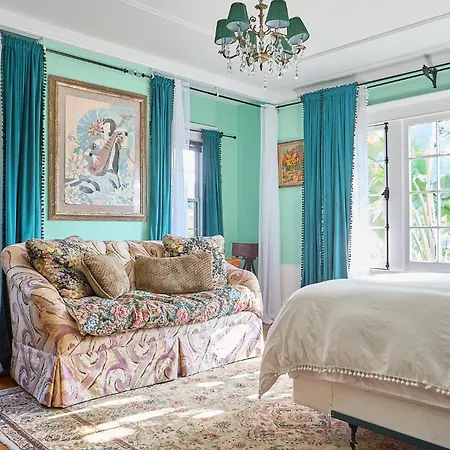 Hollywood Home-3